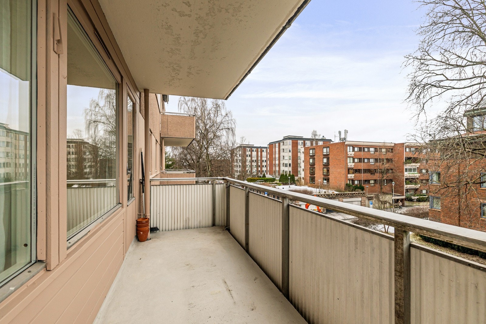 Fra stuen er det utgang til en romslig nordvest-vendt balkong. Galleribilde