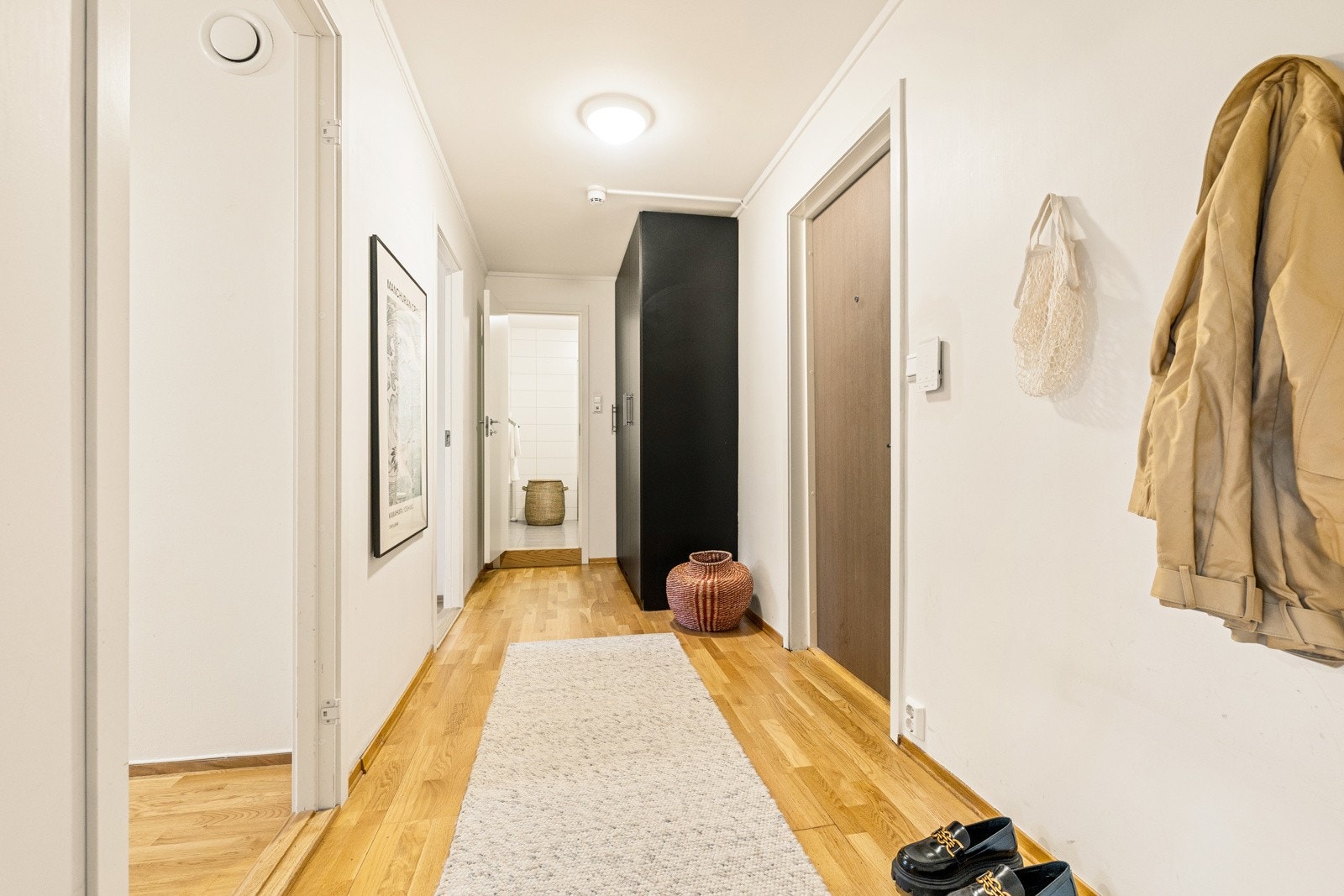 Romslig entrè med god plass til garderobeskap, kommode eller sittebenk. Galleribilde