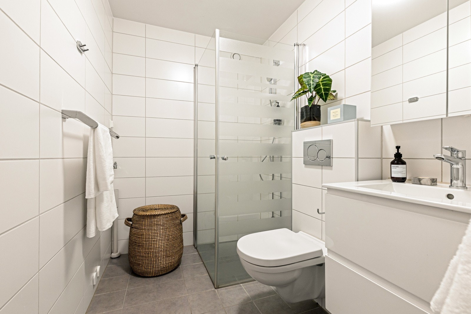 Badet ble oppgradert i 2019 og er innredet med servant, speil, toalett, dusjhjørne, samt opplegg for vaskemaskin. Galleribilde