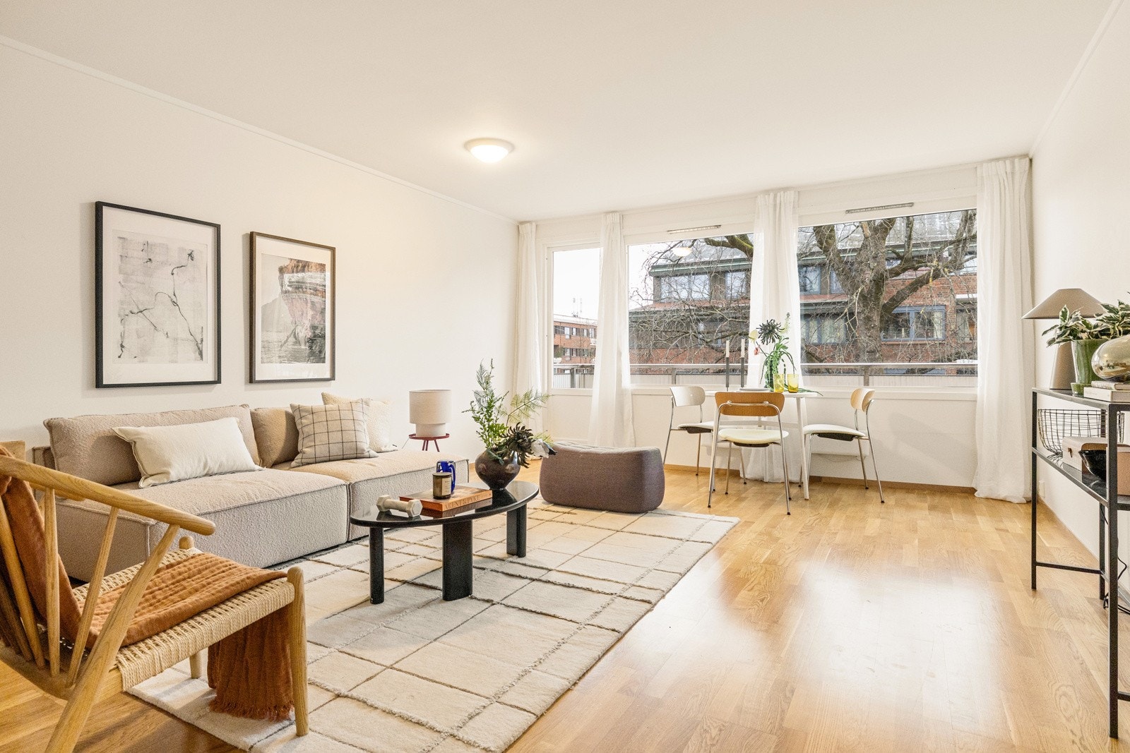 Romslig stue med rikelig plass til sofagruppe og øvrig møblement. Galleribilde