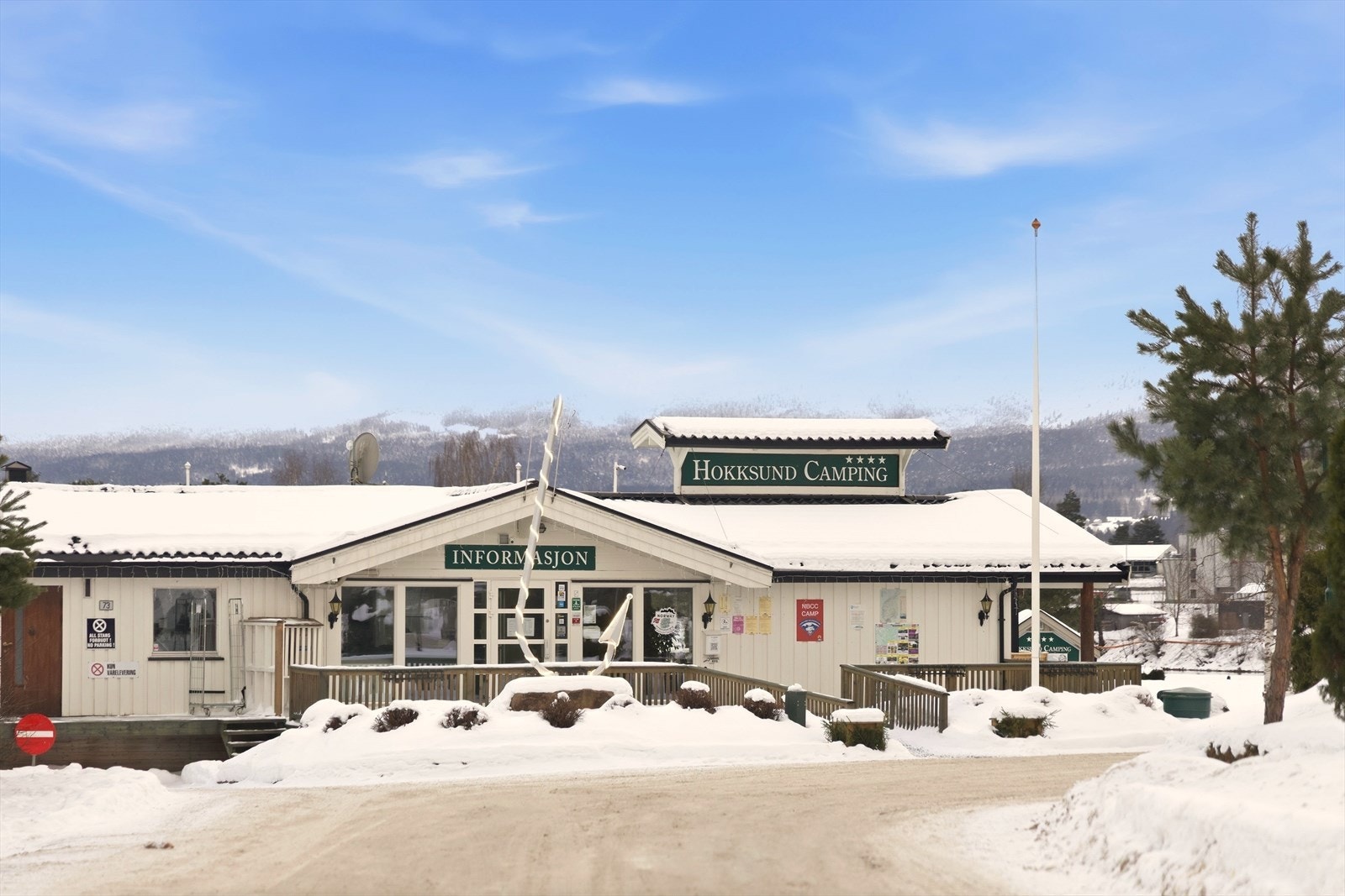 Hokksund camping ligger rett ved elva og byr på fine lekeplasser for barna og badeplasser Galleribilde