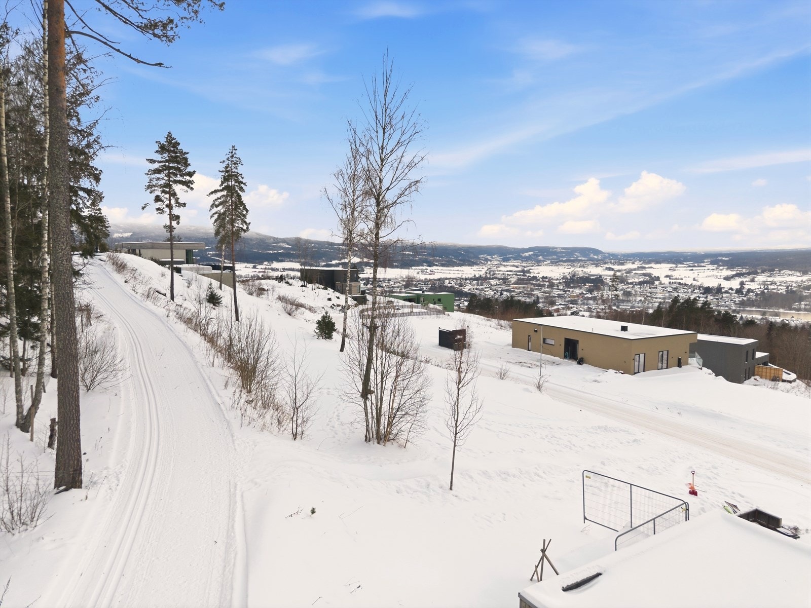 Nydelig beliggenhet med skiløyper og marka rett bak Galleribilde