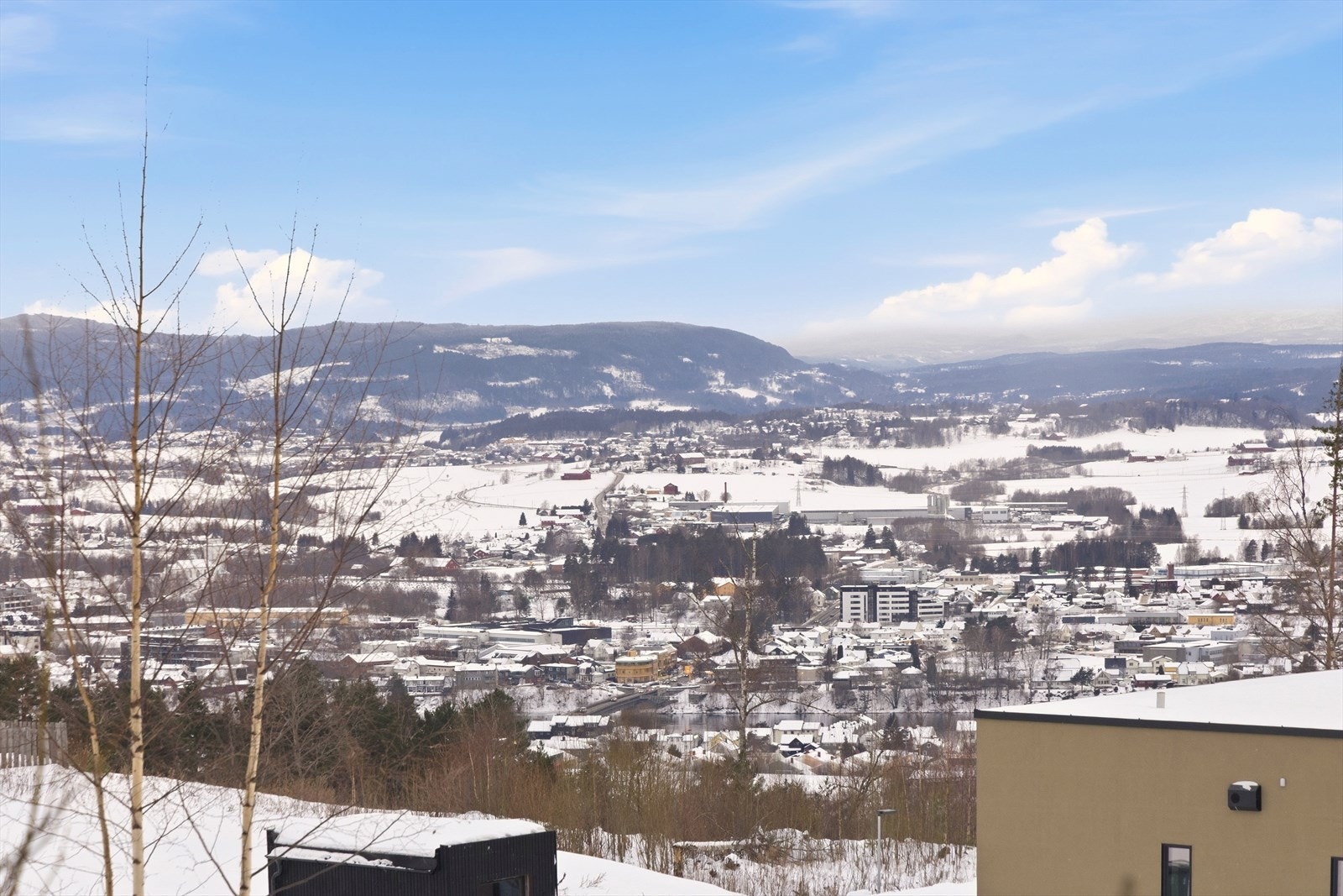 Tomten er beliggende høyt og fritt med vidstrakt utsikt Galleribilde