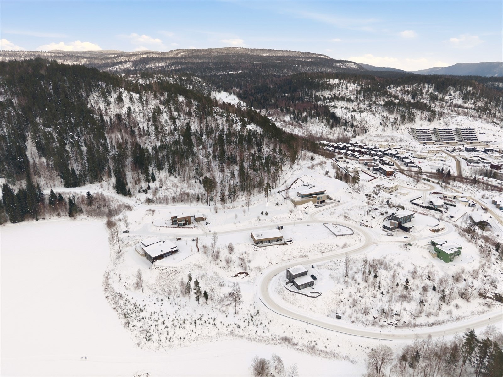 Kort vei til offentlig transport med både tog og buss Galleribilde