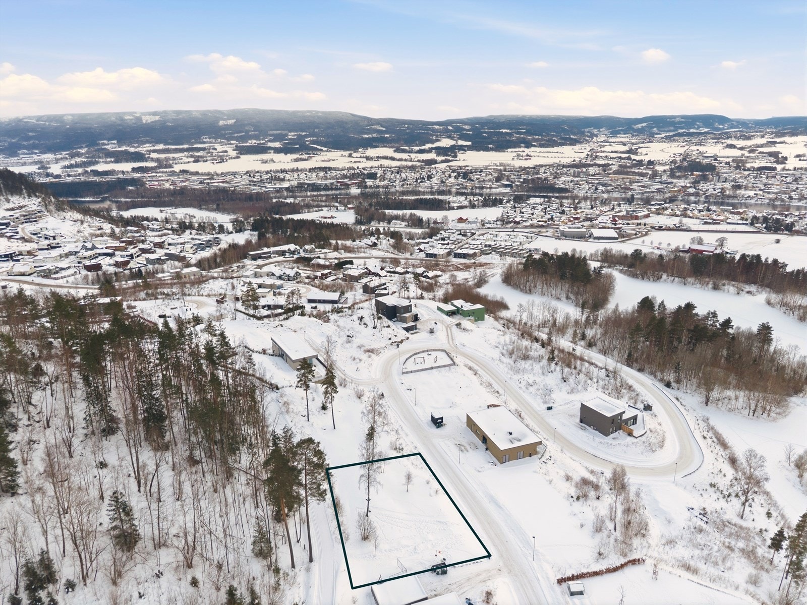 Dette er en stor eneboligtomt med suveren beliggenhet i et nytt boligfelt øverst på Harakollen Galleribilde
