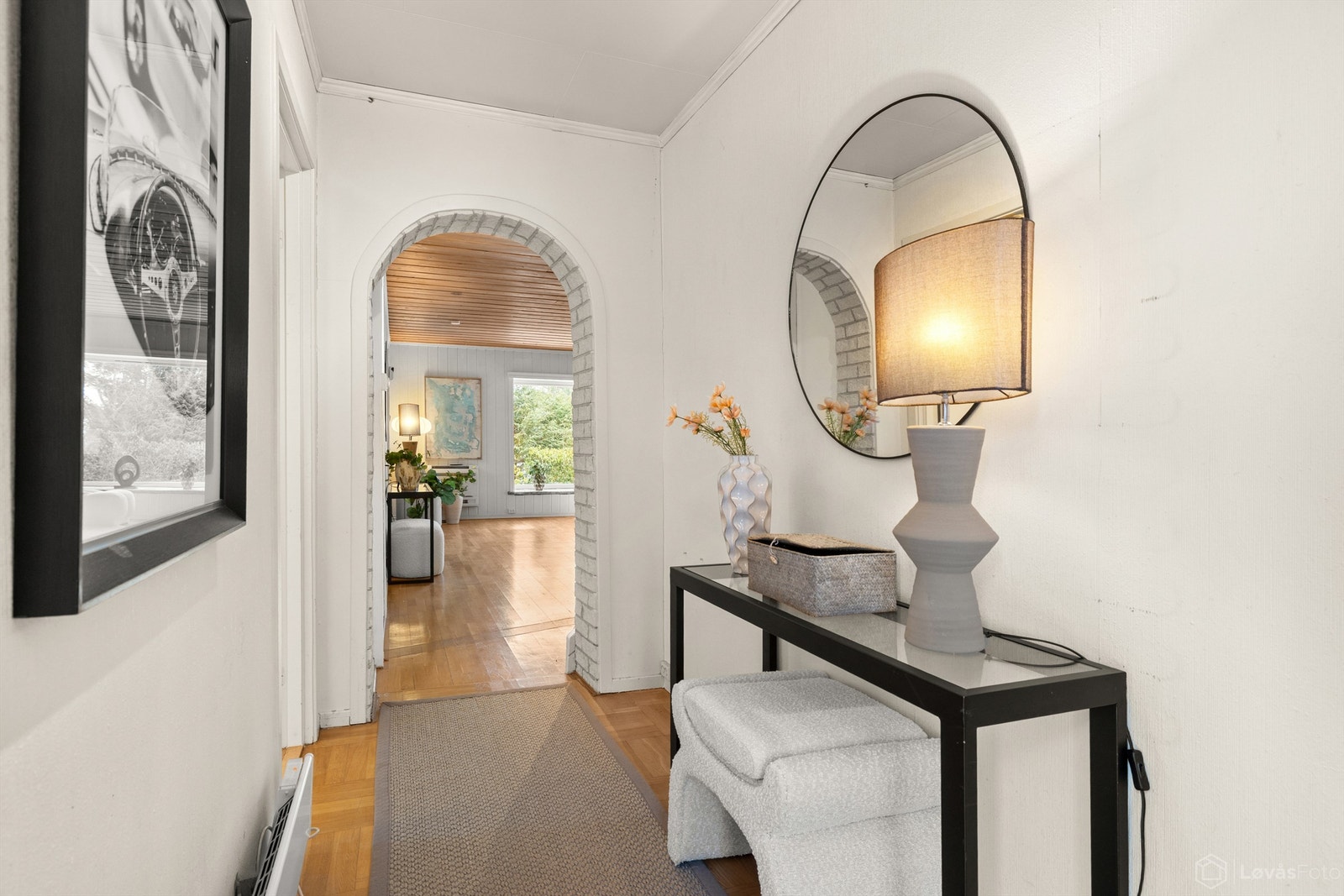 En buegang skaper en elegant overgang mellom entré og stue. Galleribilde