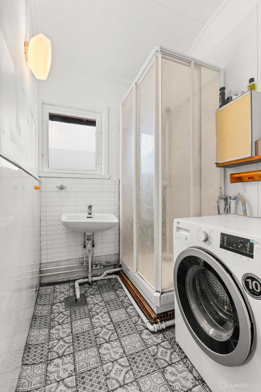 Badet i andre etasje har dusjkabinett og opplegg for vaskemaskin. Galleribilde