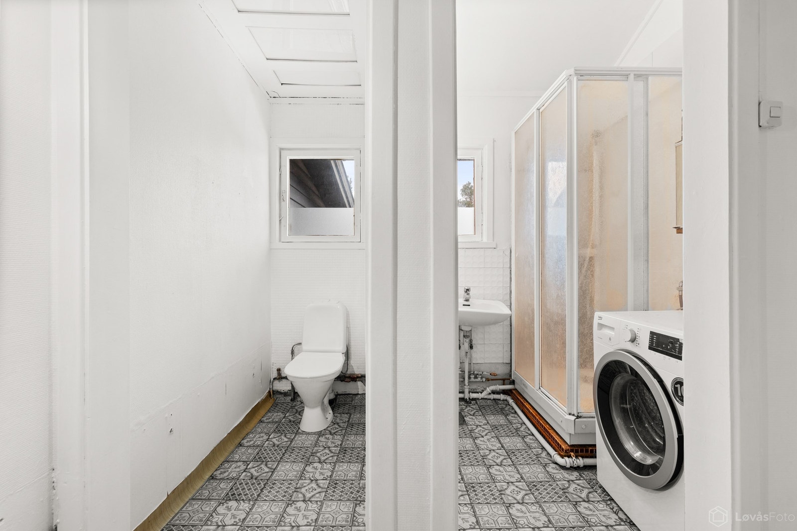 Etasjen har også et separat toalettrom med gulvbelegg og malte strievegger. Galleribilde