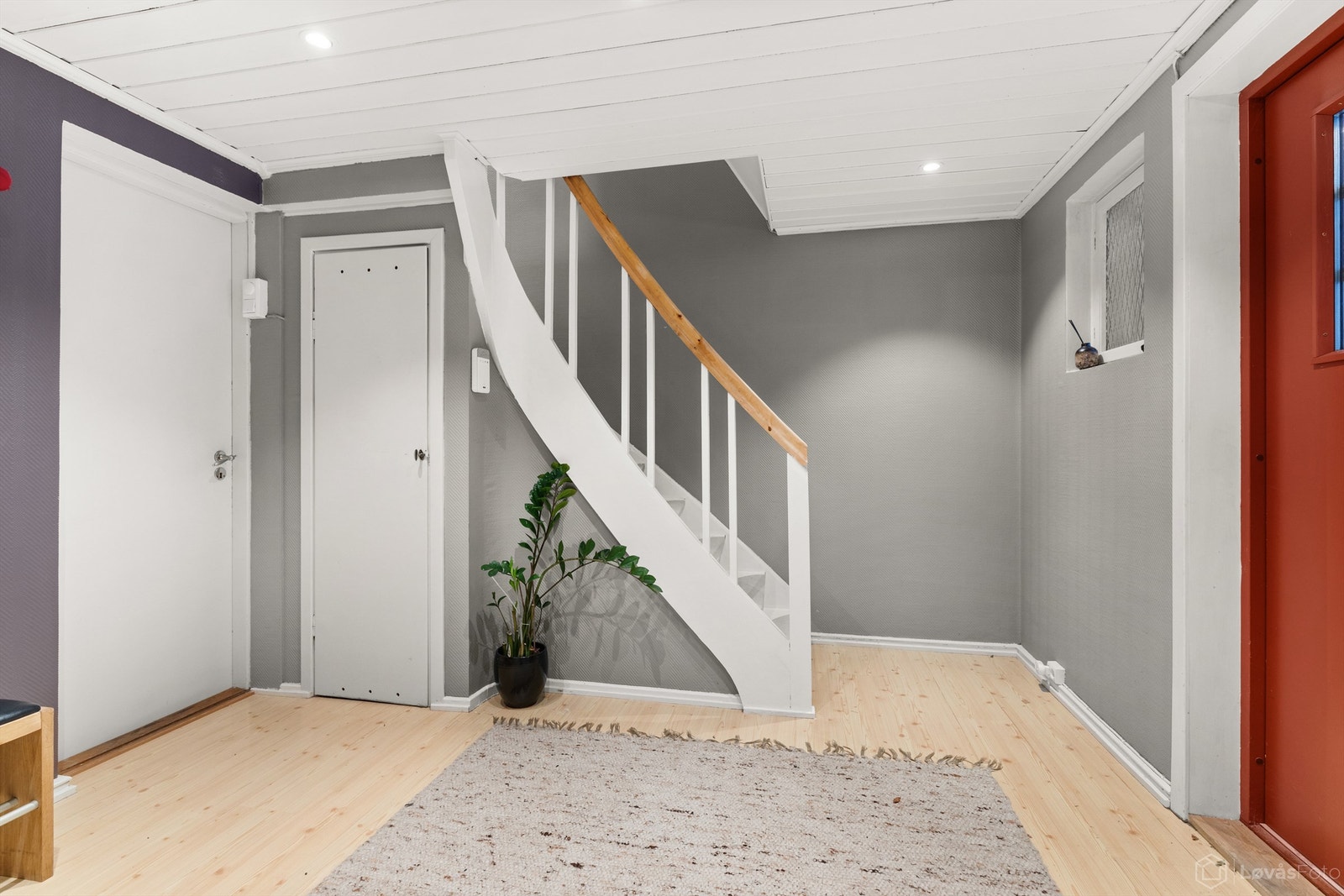 Hovedinngangen i underetasjen med stor trappehall. Galleribilde