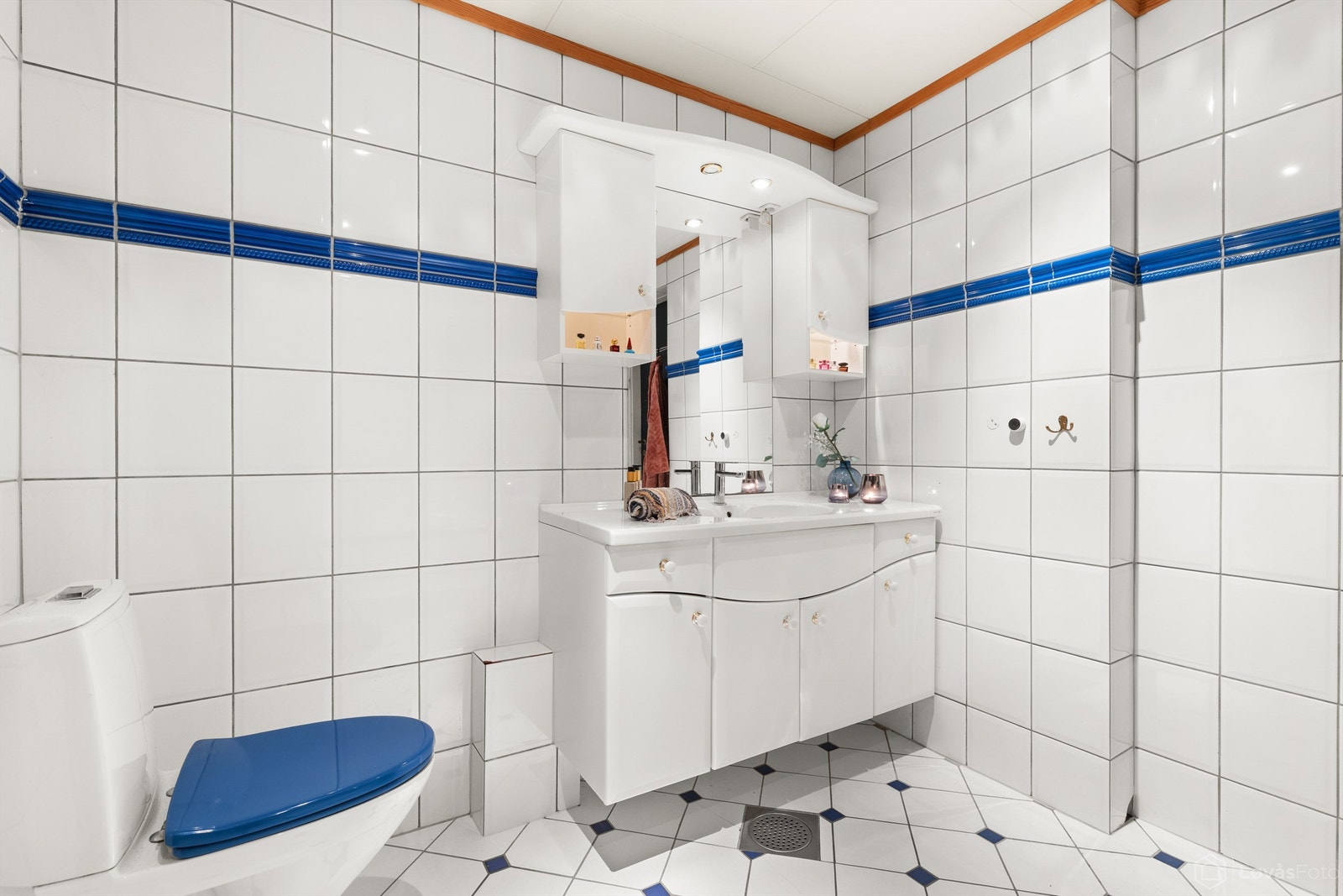 Baderommet i underetasjen er utstyrt med innbygd badekar, vegghengt servantinnredning og downlights i taket. Galleribilde