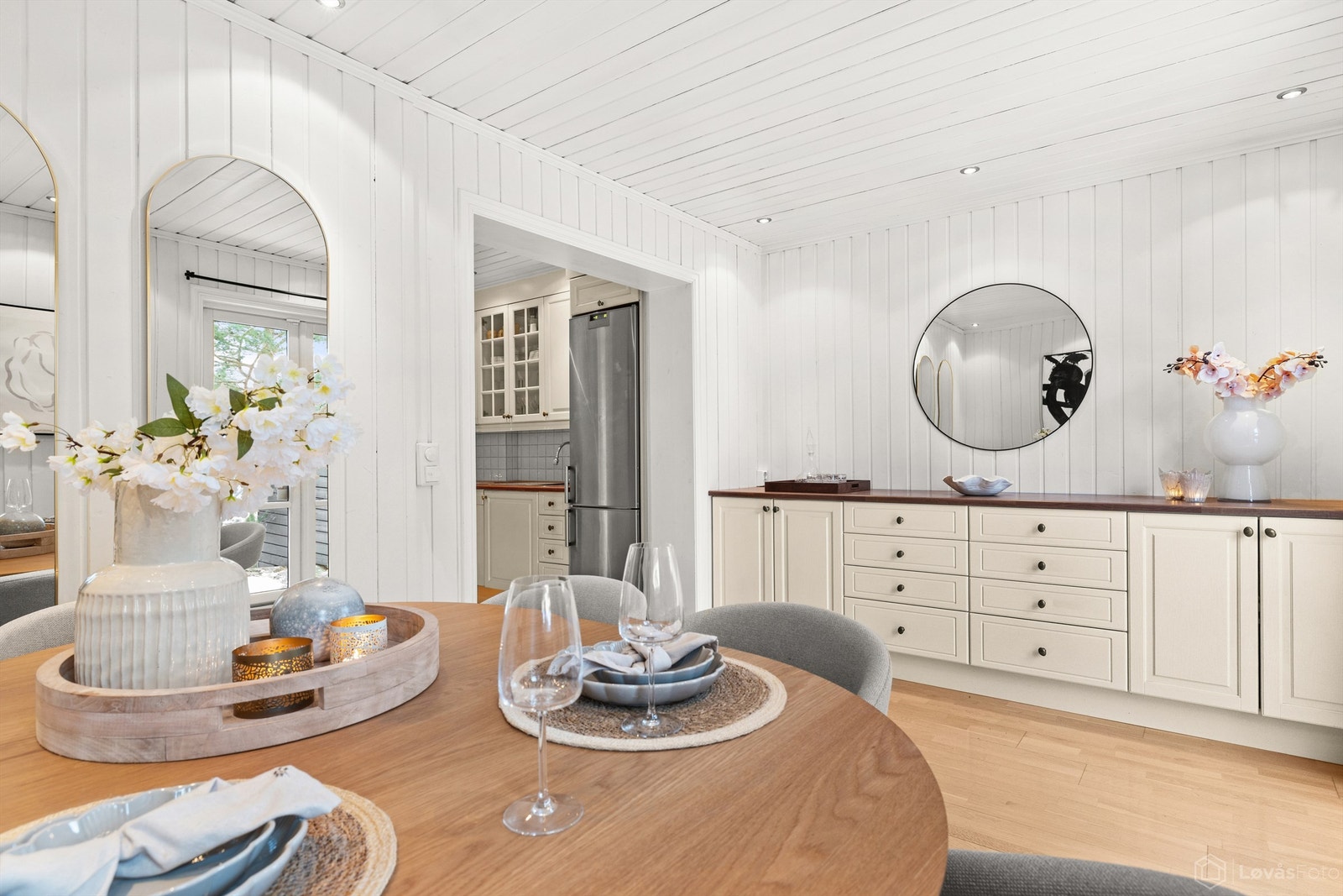 Rikelig med oppbevaringsplass i skjenk og god plass til et stort spisebord. Galleribilde