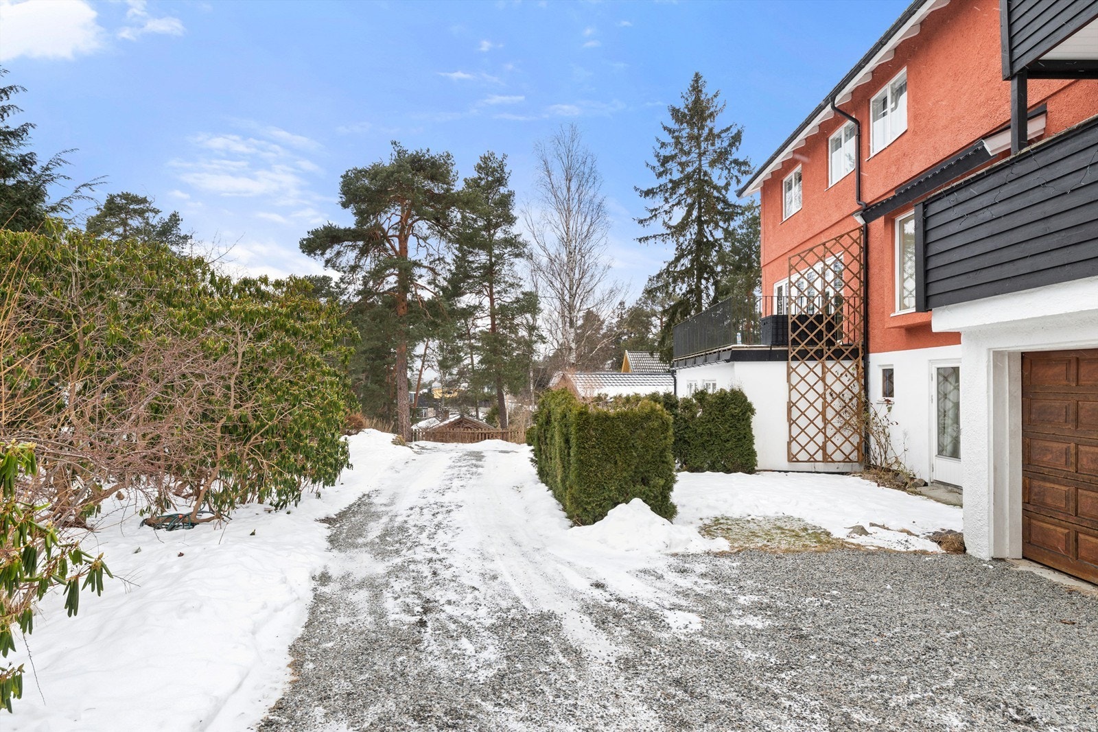 Grusbelagt innkjørsel. Galleribilde