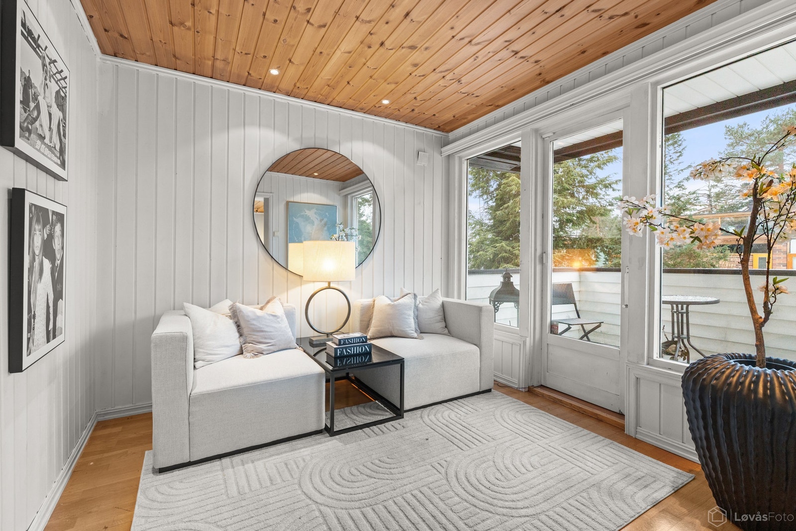 Fra "hagestuen" er det utgang til solrik balkong. Galleribilde