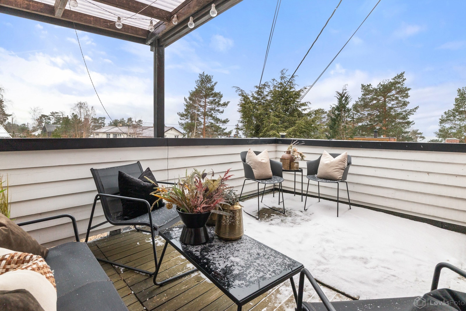 Balkongen har gulv av trelemmer og rekkverk kledd med liggende kledning. Galleribilde