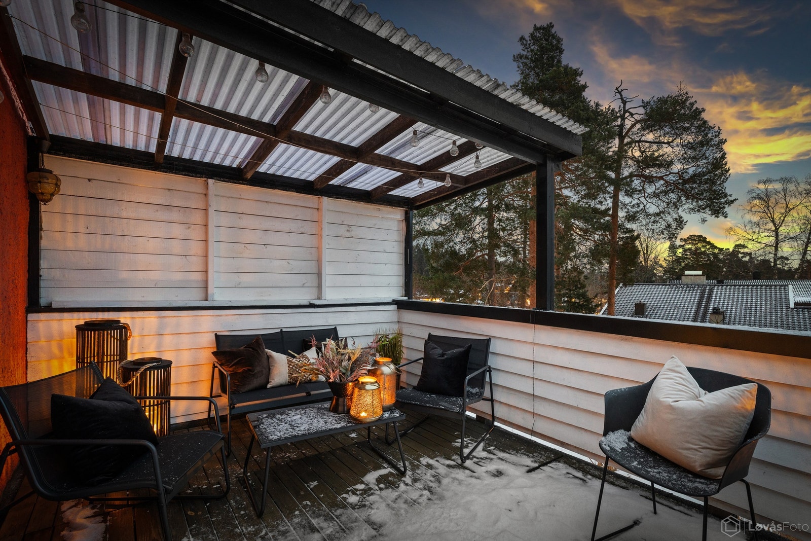 En stemningsfull uteplass også etter mørkets frembrudd. Galleribilde