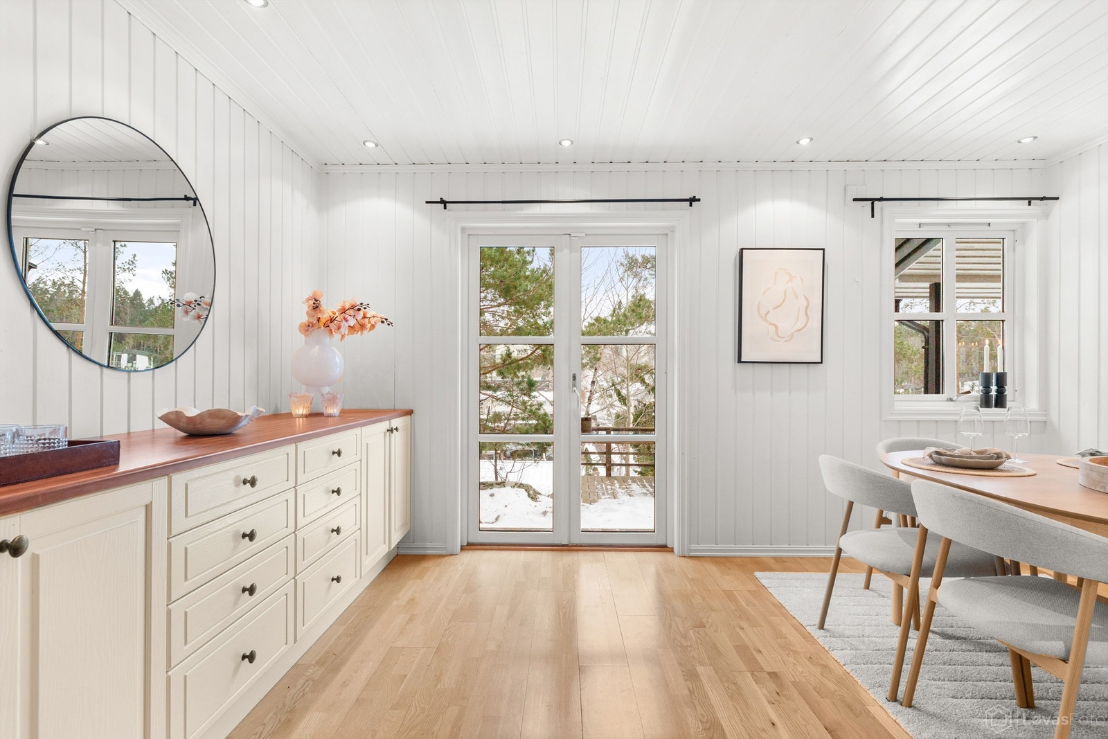 Spisedelen ligger i åpen forbindelse med kjøkkenet og har utgang til den store terrassen. Galleribilde