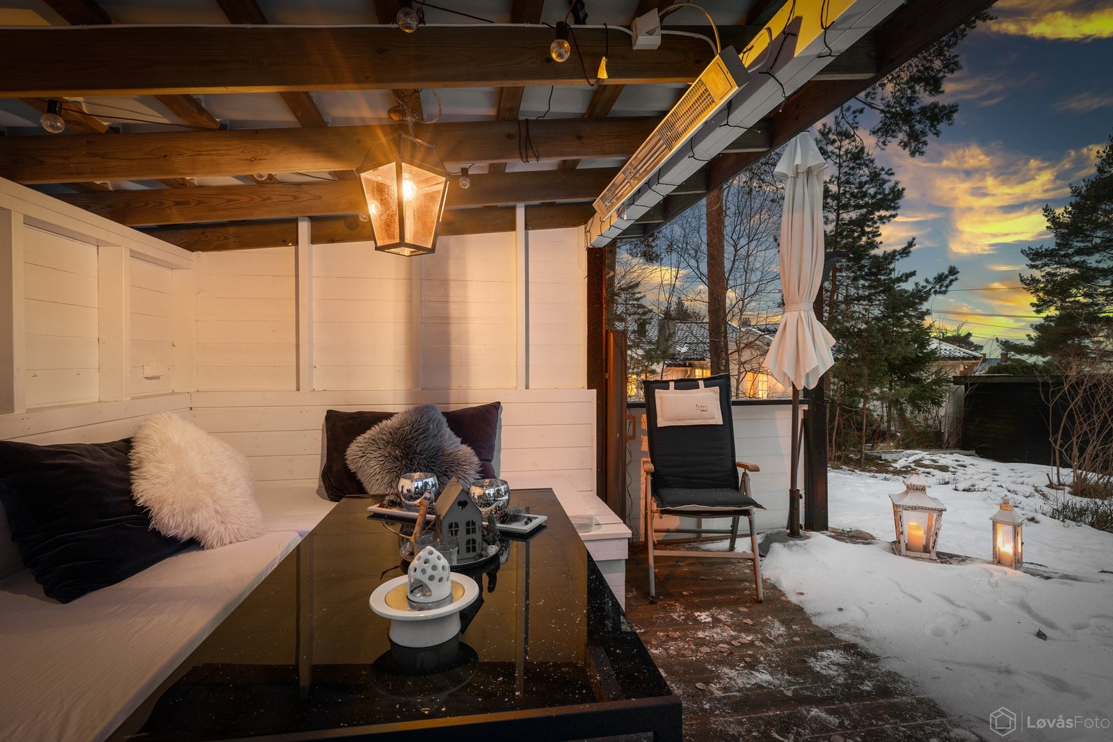 Utestuen har en uttrekkbar sidemarkise for ekstra skjerming. Galleribilde