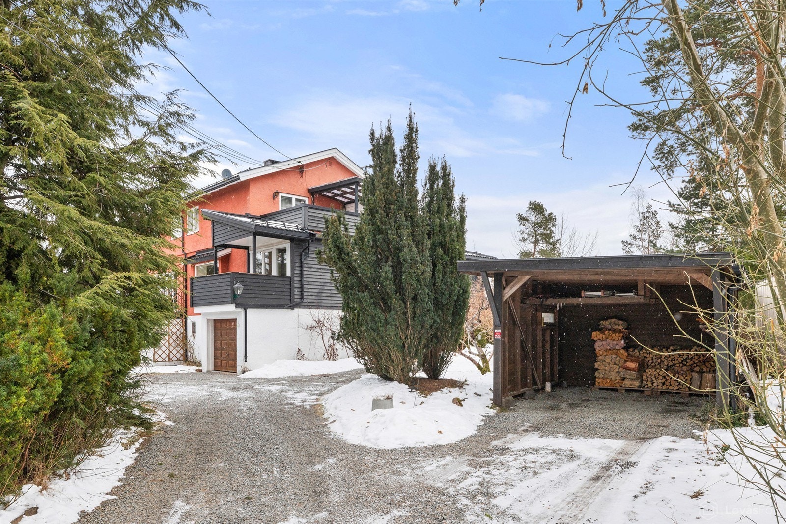 Eiendommen har både garasje og en frittstående carport. Galleribilde