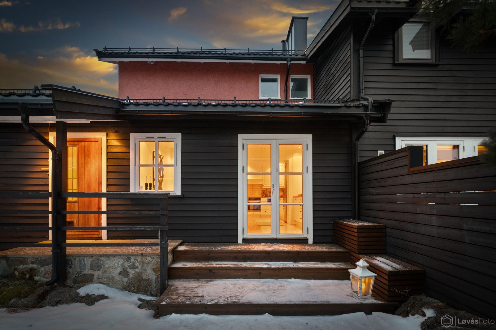 Fra kjøkkenet er det utgang til den store terrassen på 60 m². Galleribilde