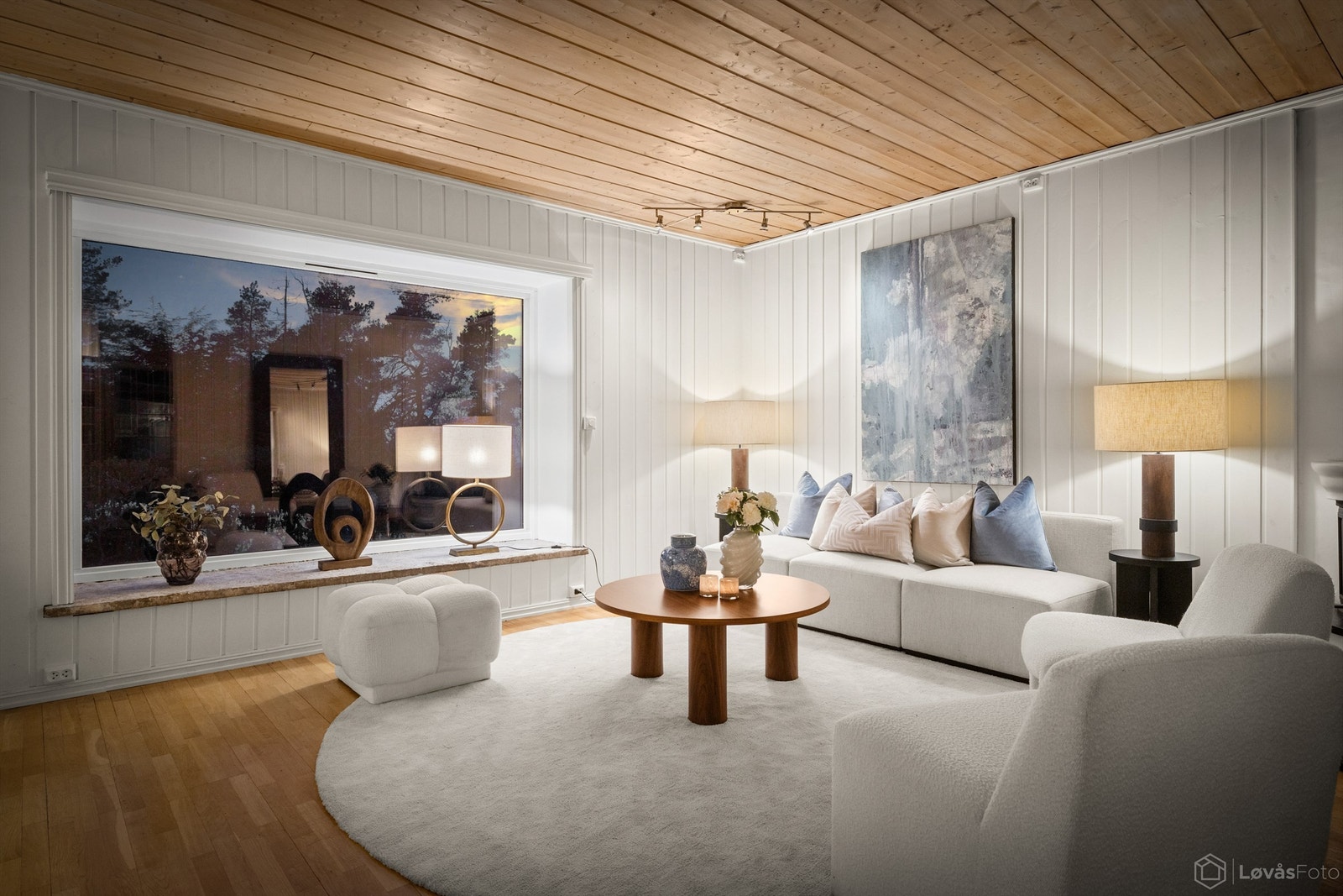 Kveldsstemning av den delen i stuen som er innredet som et "loungeområde". Galleribilde