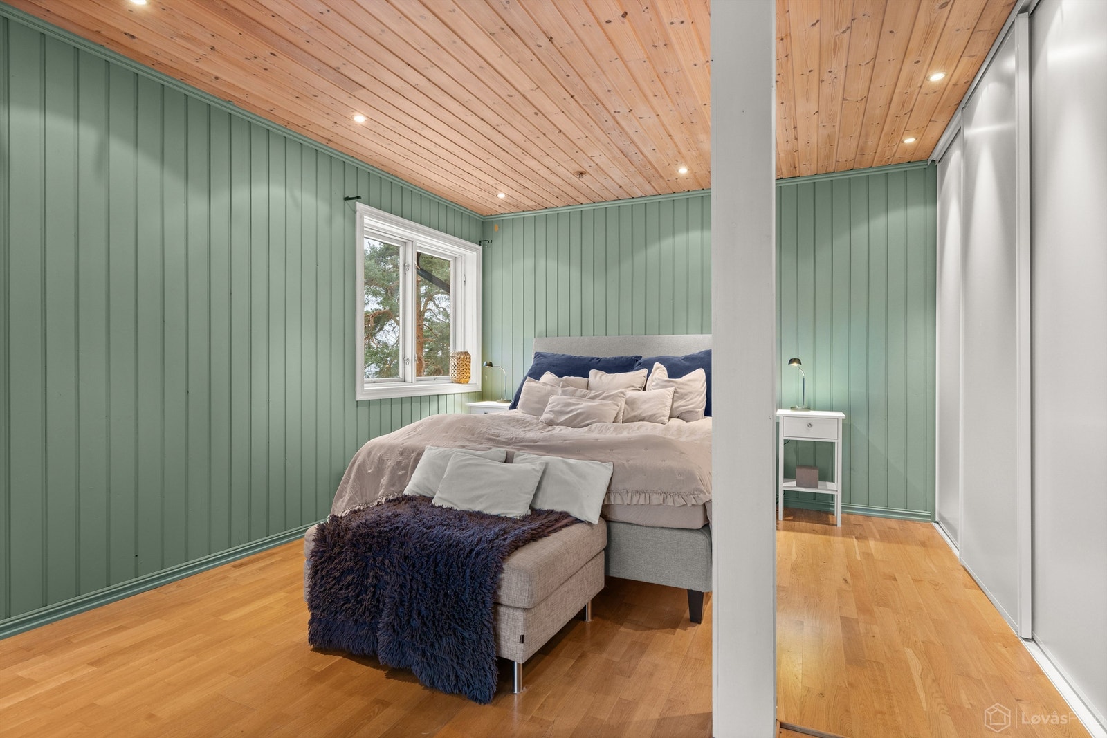 En stor skyvedørsgarderobe gir rikelig med oppbevaringsplass. Galleribilde