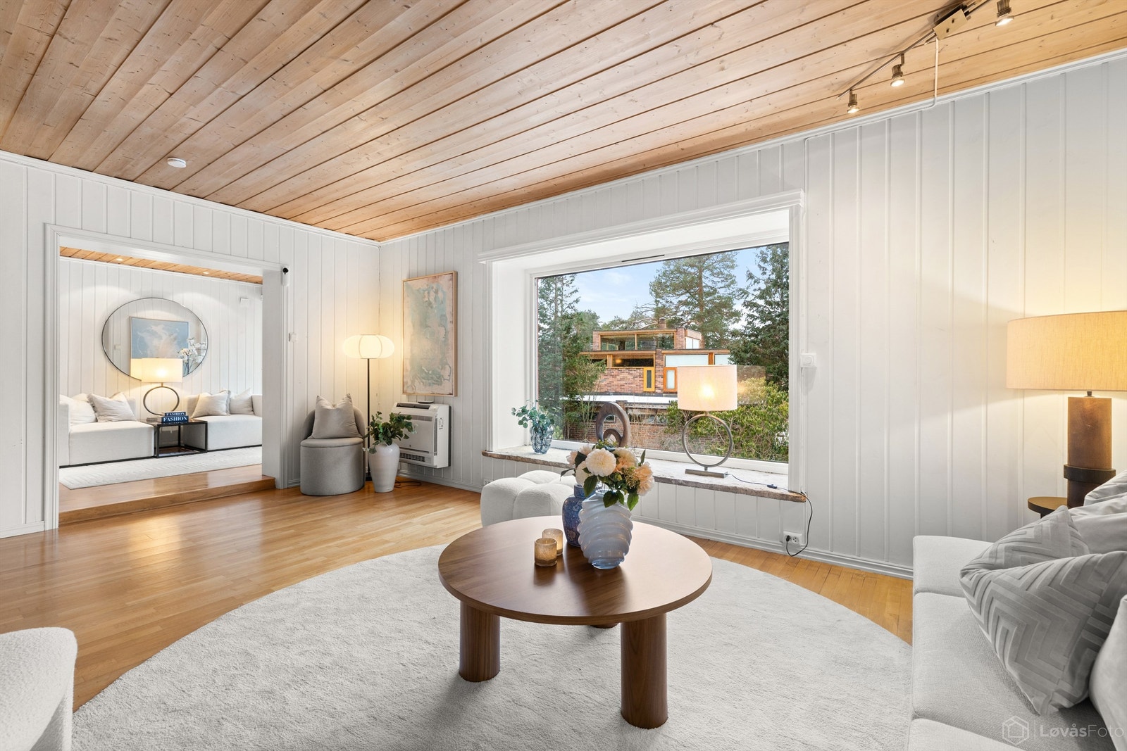 Rommet har en kombinasjon av malt panel i på vegg i kombinasjon med ubehandlet panel i himling og parkett i eik på gulv. Galleribilde