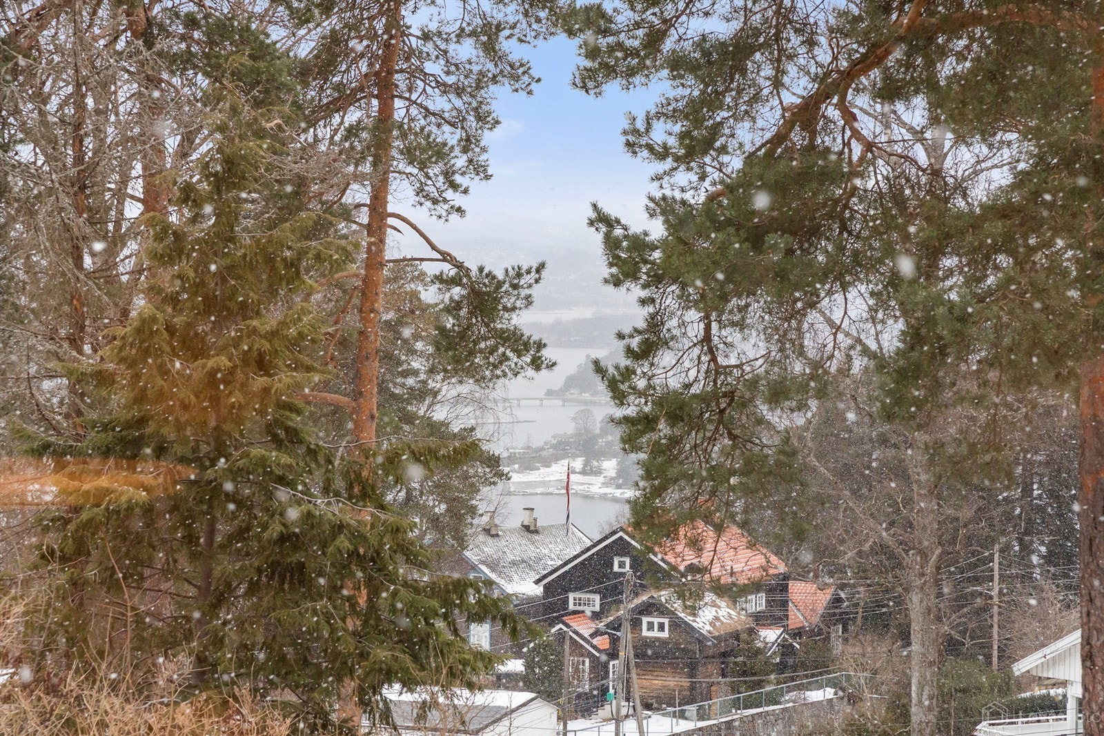 Fra eiendommen er det flott fjordgløtt. Galleribilde