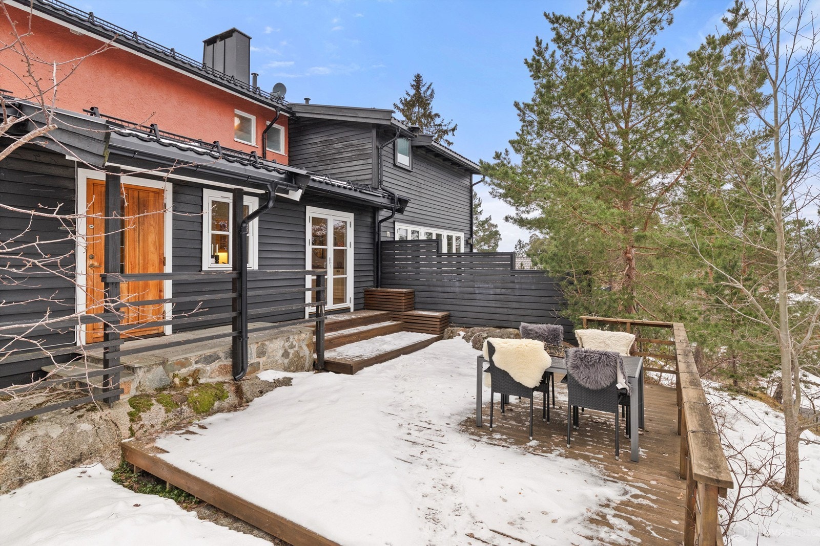 Fra kjøkkenet er det utgang til den store terrassen. Galleribilde