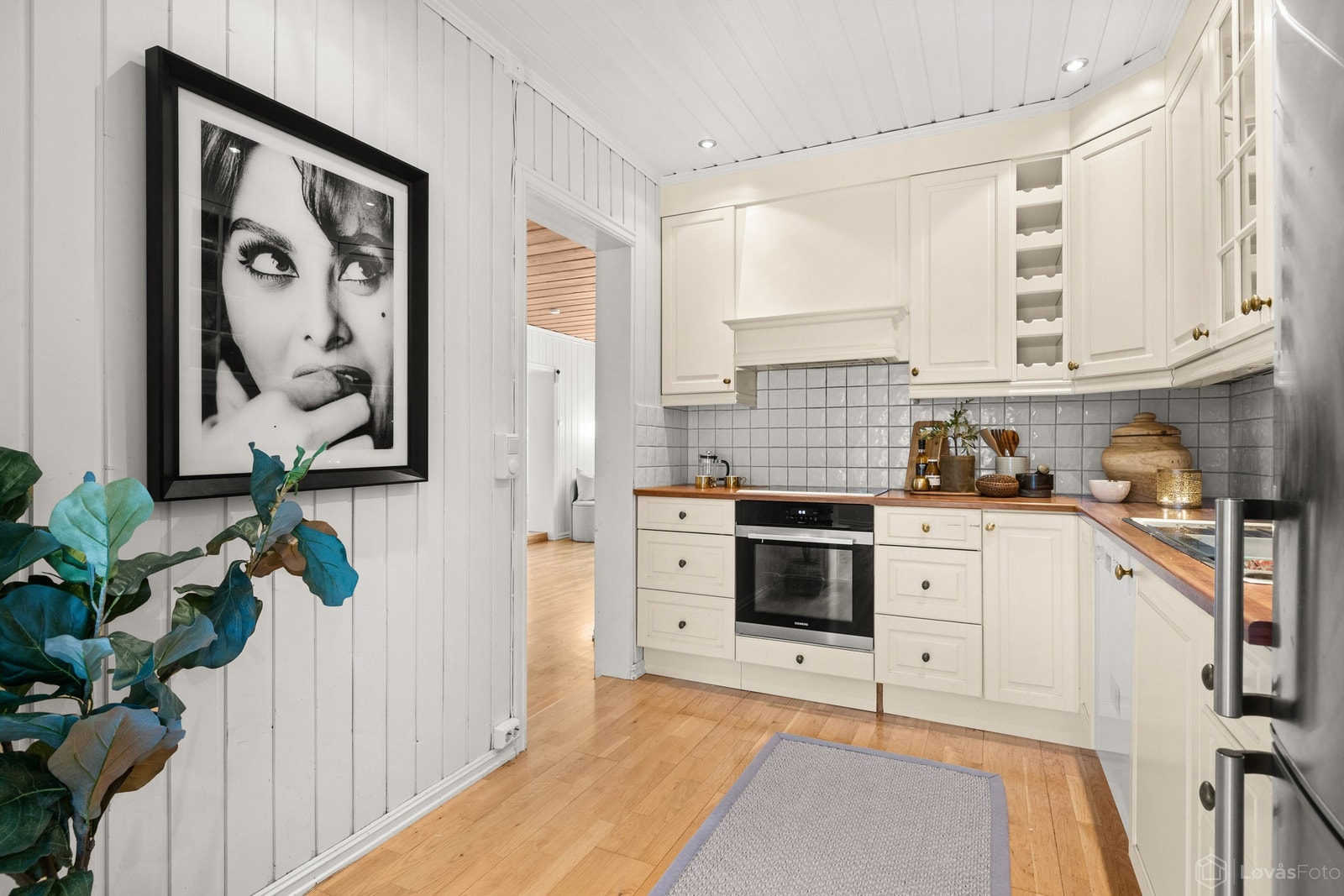 Kjøkkeninnredningen fra 2004 har profilerte fronter og benkeplate i laminat. Galleribilde