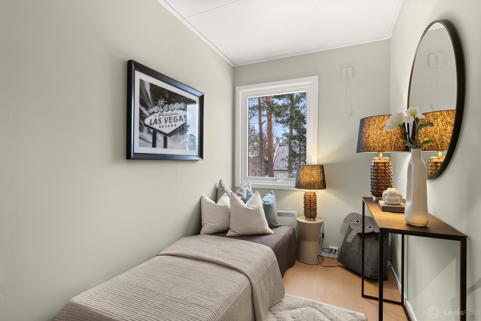 Soverommene i denne etasjen har parkett på gulv og malte overflater. Galleribilde