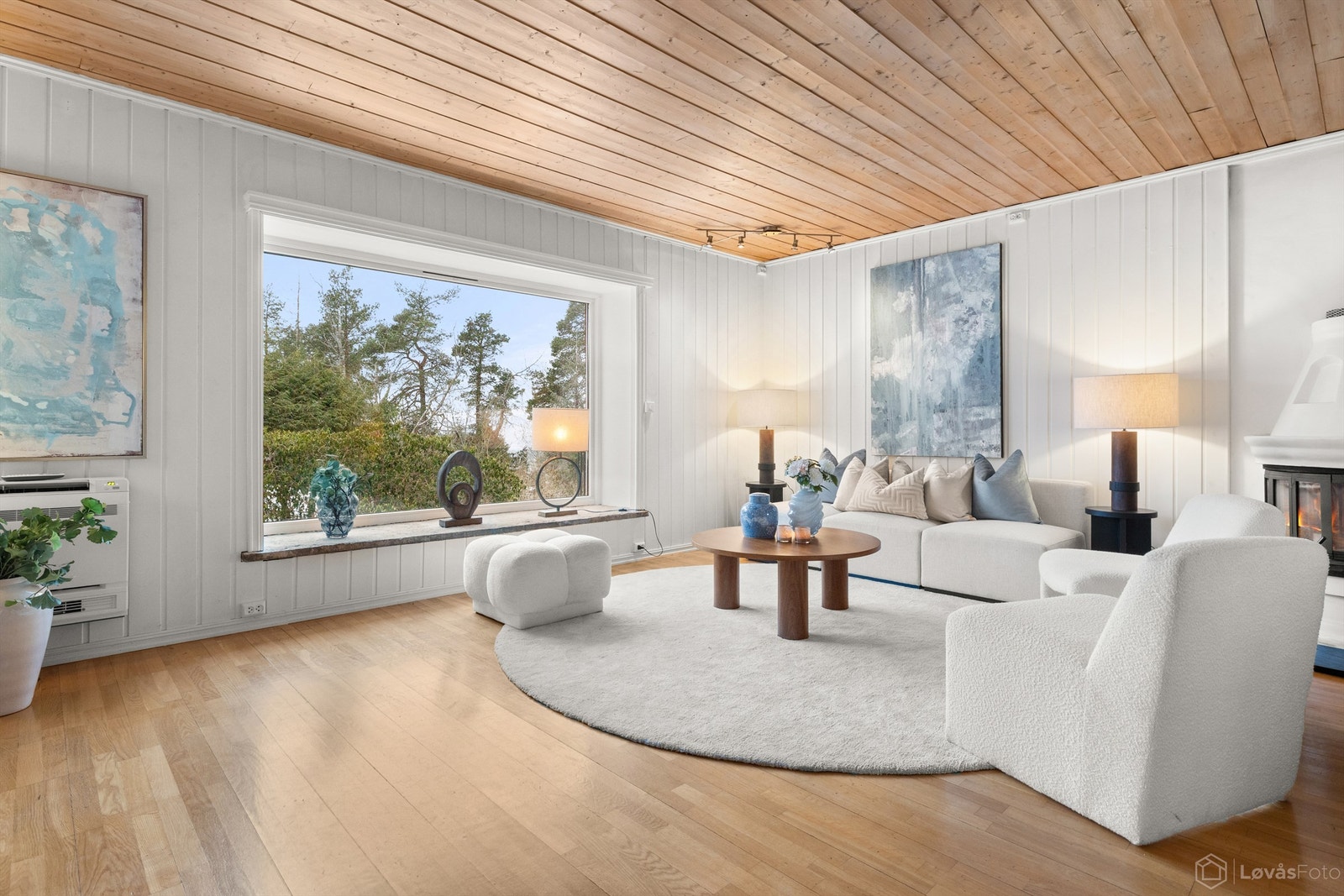 Fra stuen i 1. etasje er det et pent utsyn mot nabolaget og et gløtt av fjorden. Galleribilde