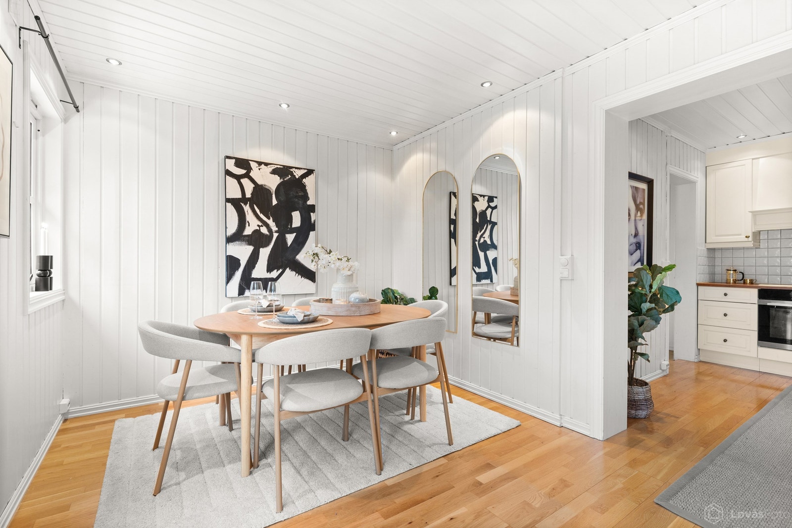 Det er installert varmefolie i gulvet i spisedelen for økt komfort. Galleribilde