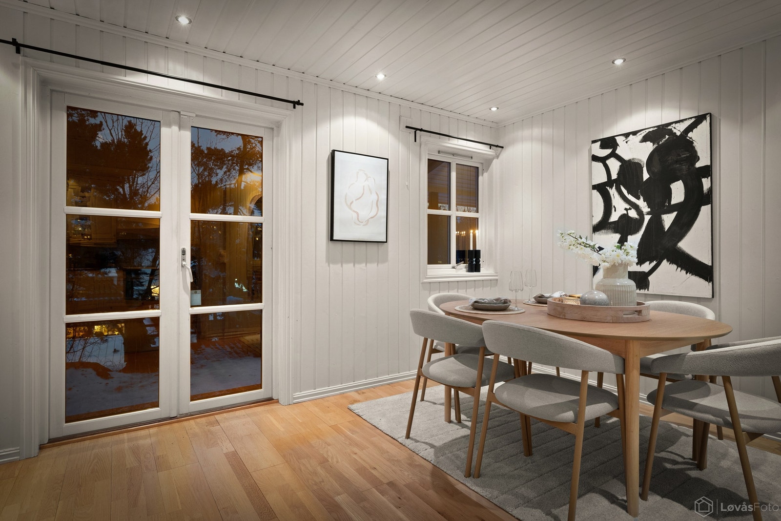 Fra spisedelen er det direkte utgang til den romslige terrassen på 60 m². Galleribilde