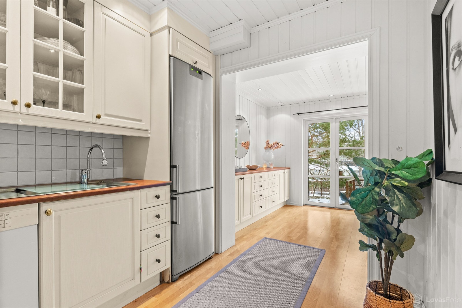 Kjøkkenet er utstyrt med stekeovn, keramisk platetopp, oppvaskmaskin og kjøleskap med fryser. Galleribilde