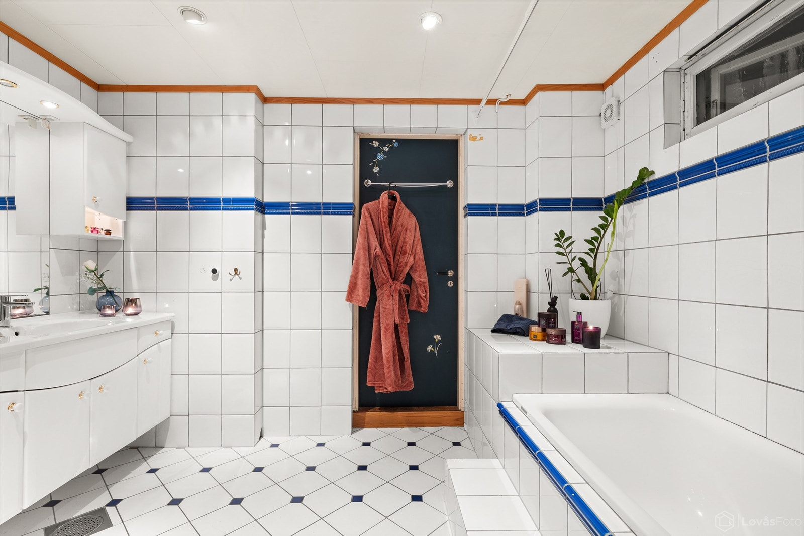 Badet i underetasjen ble oppgradert i 1997 og har flislagt gulv med varmekabler. Galleribilde