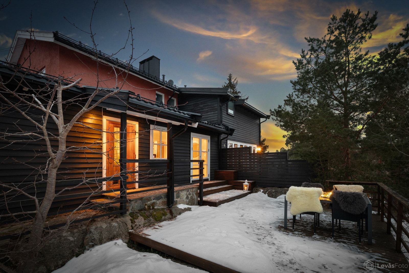 Kveldsstemning på terrassen. Galleribilde