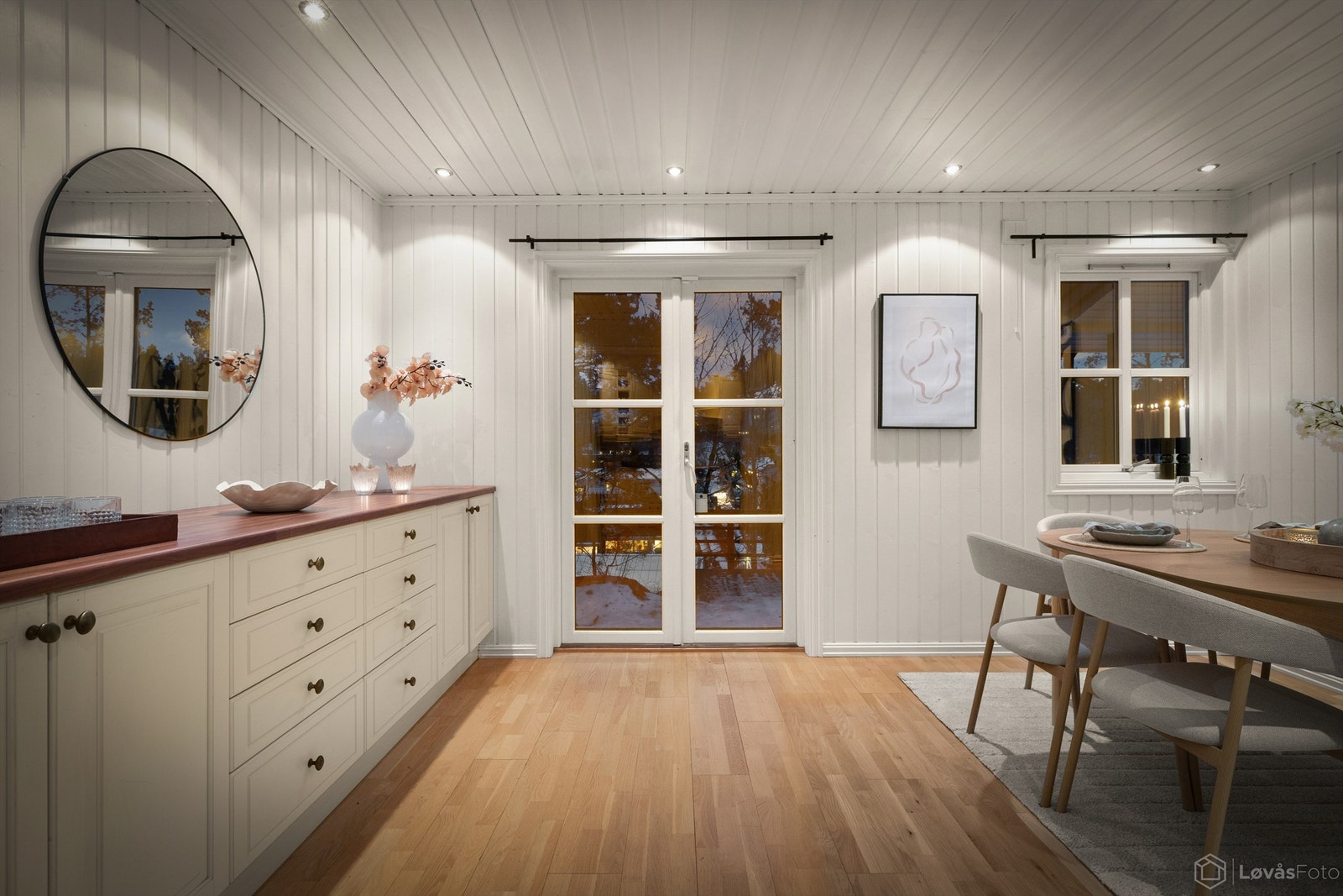 Downlights i taket gir god og jevn belysning i rommet. Galleribilde