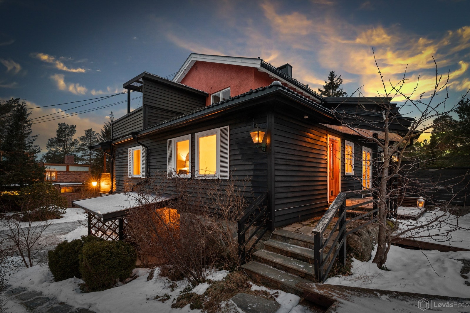 Boligen har en kombinasjon av pusset mur og liggende kledning på fasadene. Galleribilde