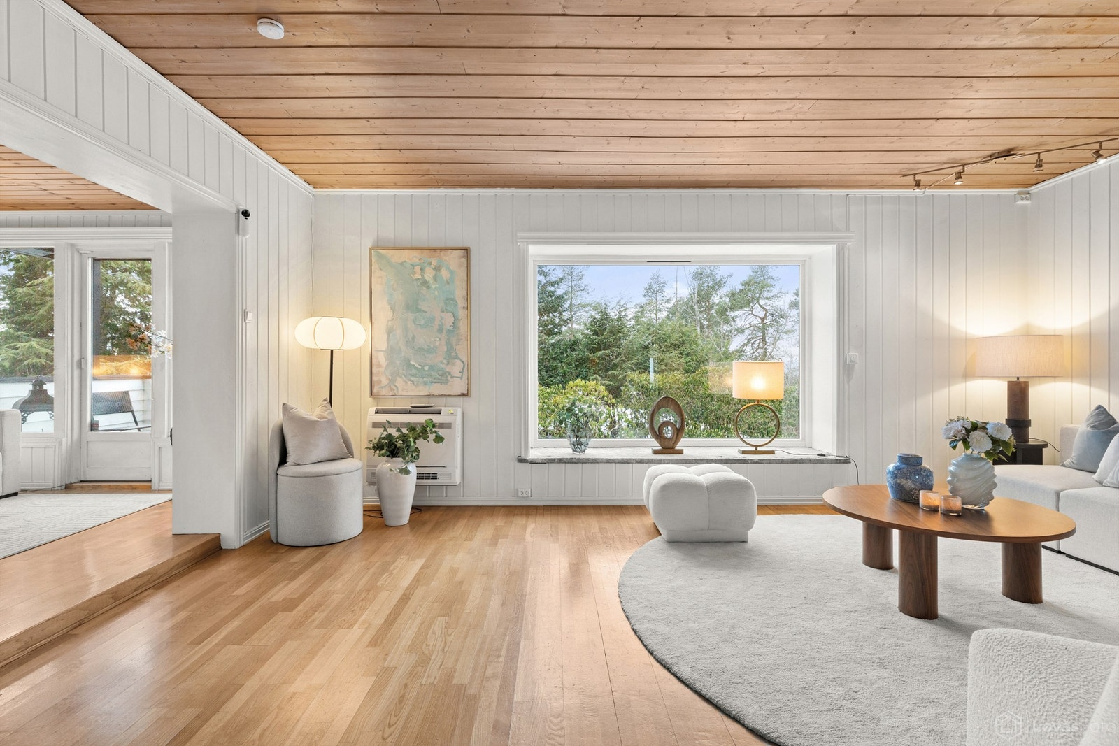 Store vindusflater gir gode lysforhold og en fin kontakt med de grønne omgivelsene. Galleribilde