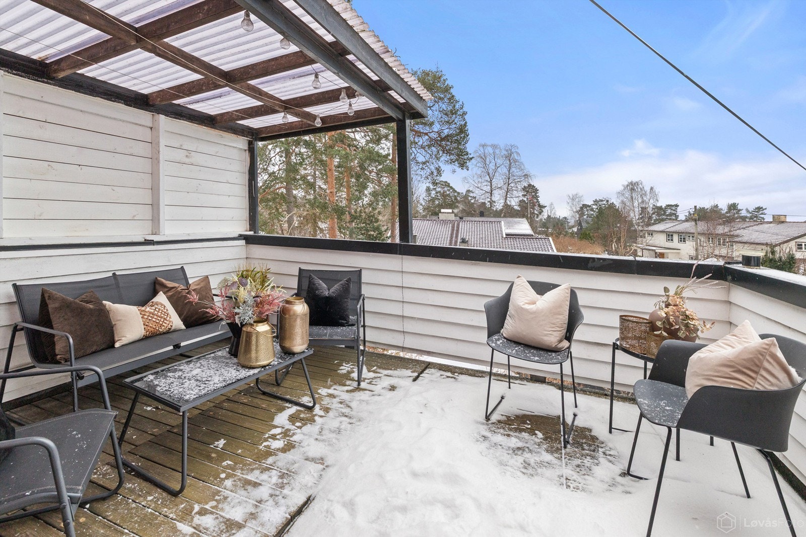 Her kan man nyte gode solforhold og utsikt over nærområdet. Galleribilde