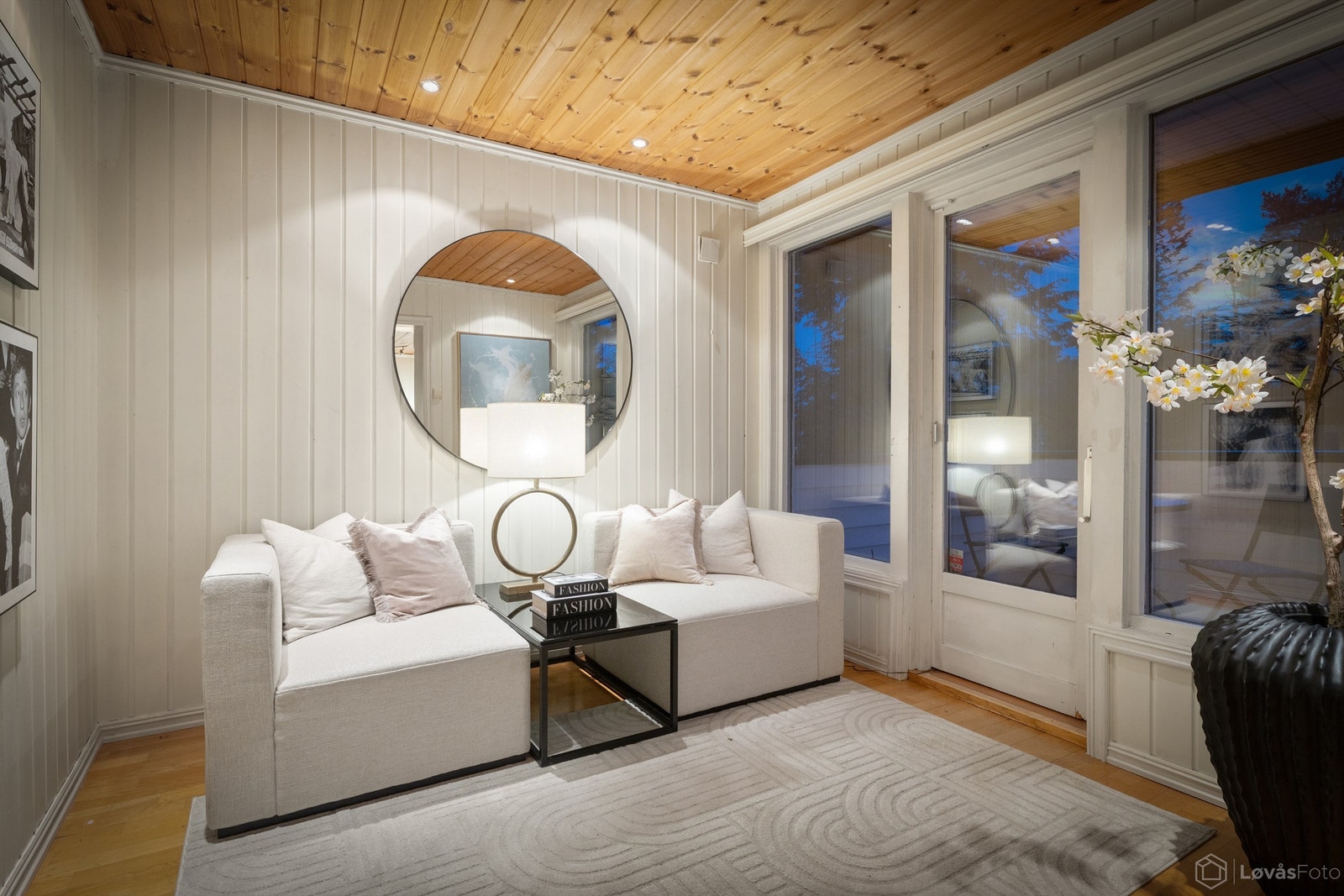 En tilbaketrukket krok, ideell for lesing eller en rolig samtale. Galleribilde