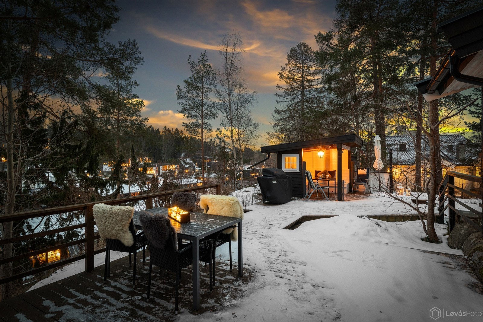 Uteområdet er pent opparbeidet og gir en fin ramme rundt boligen. Galleribilde