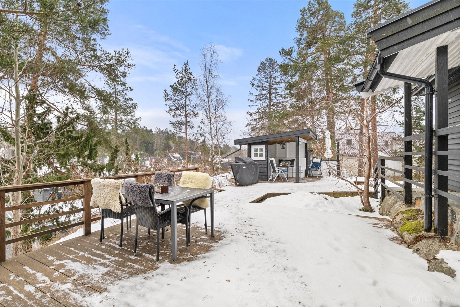 Terrassen størrelse gjør det enkelt å møblere de ulike sonene. Galleribilde