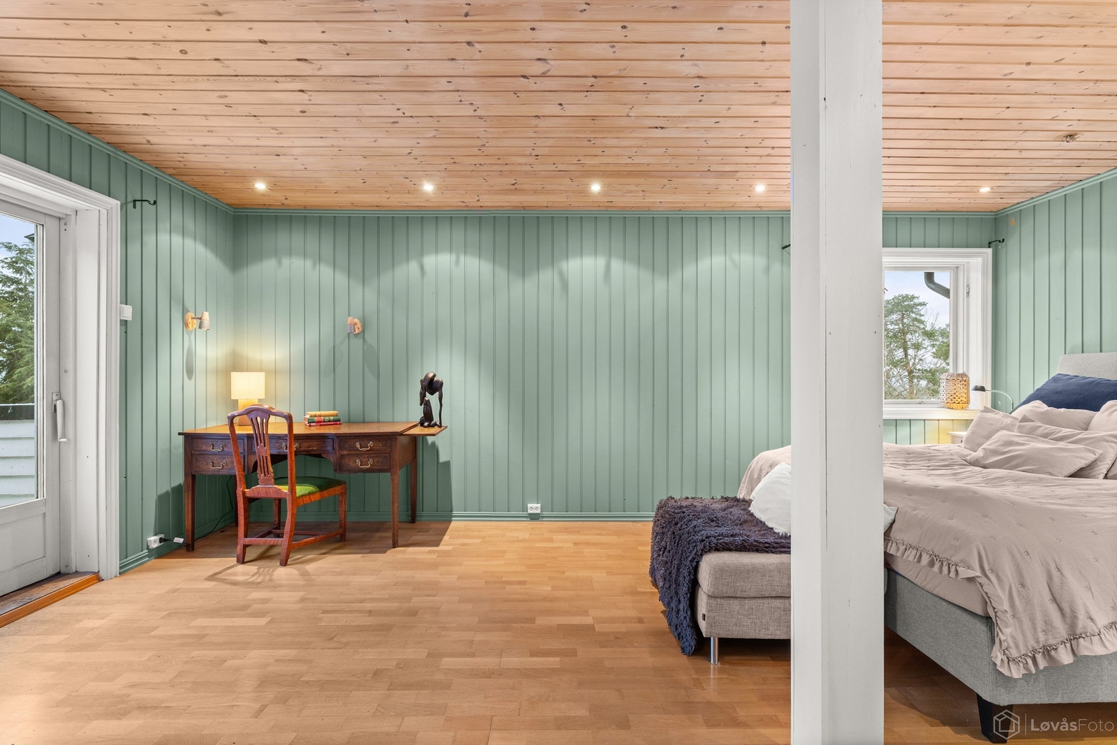 Hovedsoverommet i andre etasje har malt panel på veggene og nedsenket himling med downlights. Galleribilde