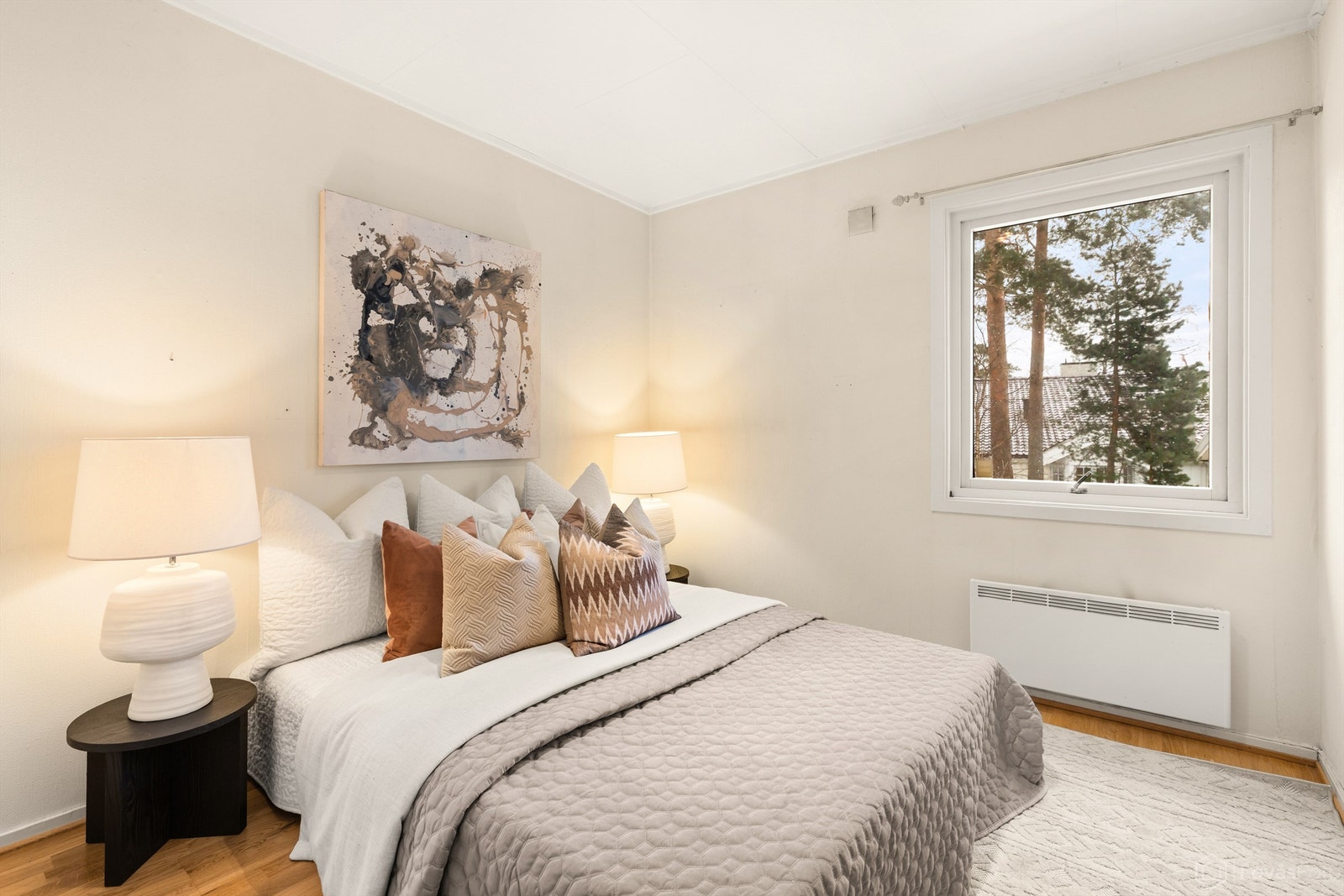 Boligen har totalt fem soverom, hvorav tre er i første etasje. Galleribilde