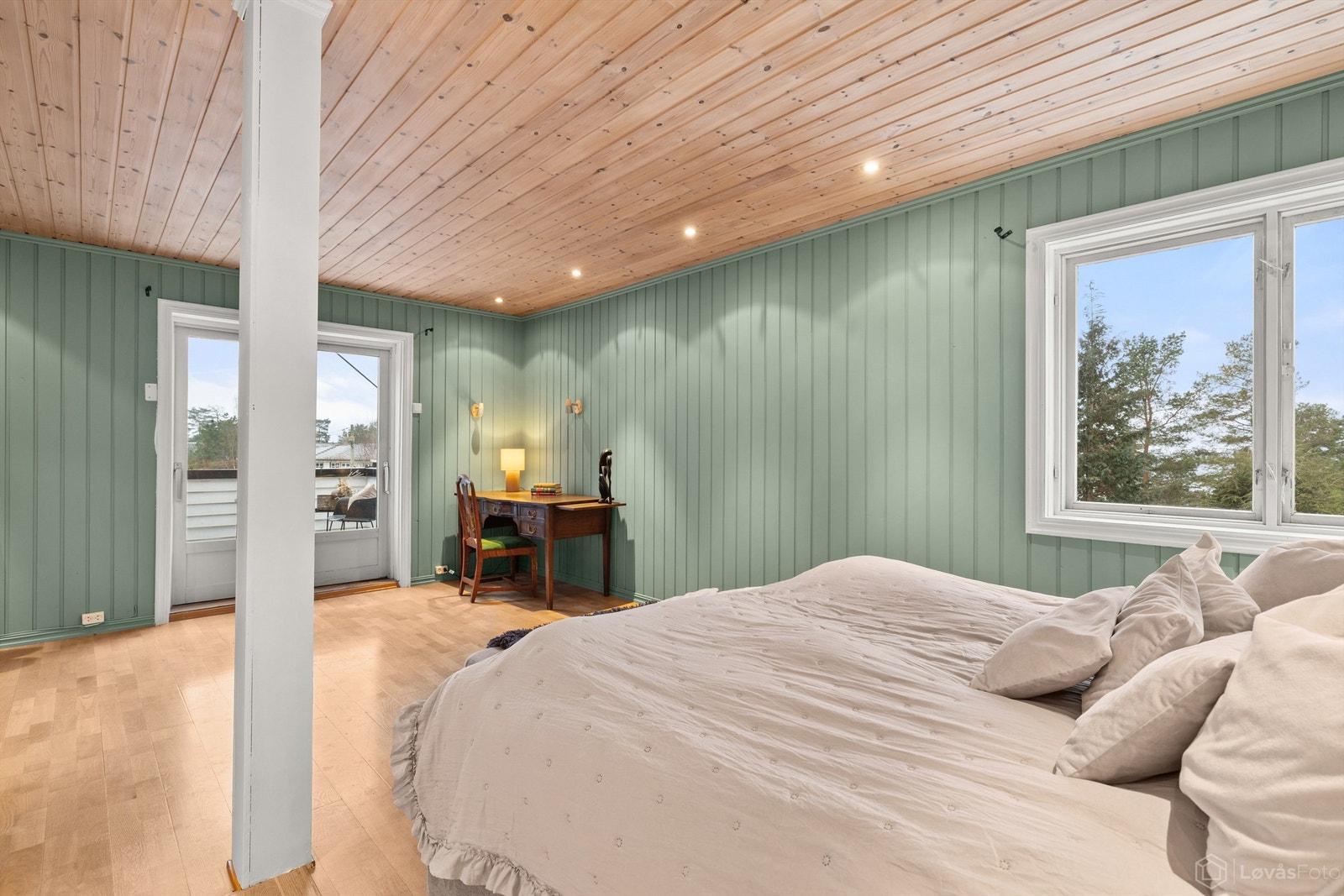 Fra hovedsoverommet er det utgang til en stor, delvis overbygget takterrasse på 12 m². Galleribilde