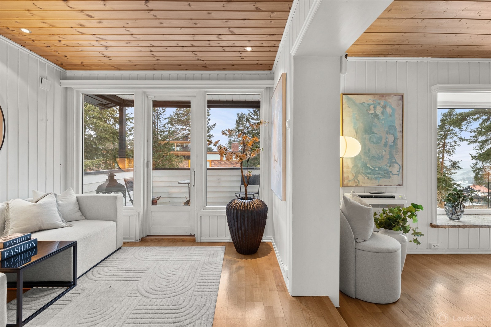 I tilknytning til stuen er det en mindre stuedel med direkte utgang til balkong. Galleribilde