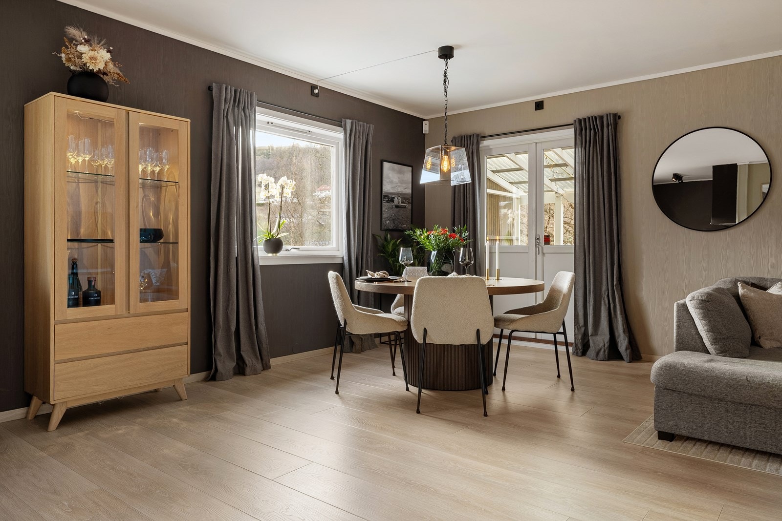 Fra stuen er det direkte utgang til hagen og terrassen, noe som gir en naturlig og sømløs overgang mellom inne- og uterom. På varme dager kan døren stå åpen og forlenge oppholdsrommet ut i det fri. Galleribilde