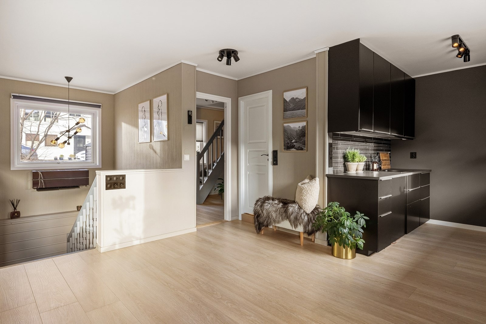 Boligen har gjennomgående lyse gulvflater som skaper et moderne og tidløst uttrykk. Gulvene bidrar til en lun og harmonisk atmosfære, samtidig som de gir en elegant base for ulike møbleringsstiler. Galleribilde