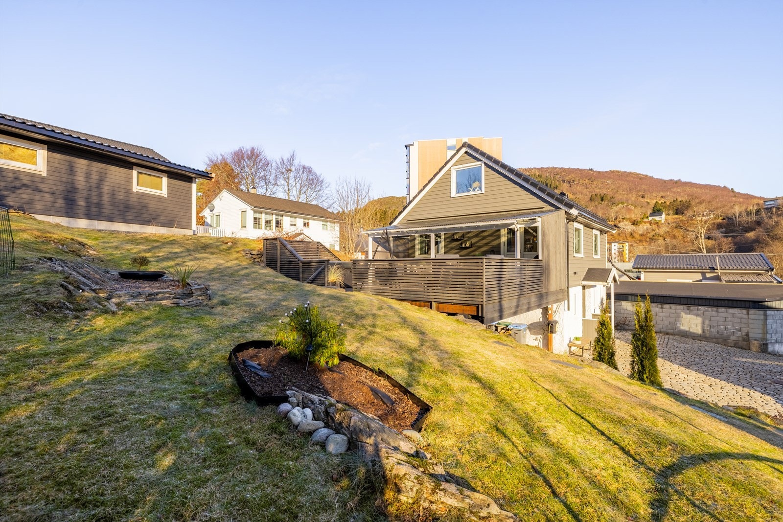 Hageområde med plen og naturlig skjerming som gir en lun og privat ramme. Galleribilde